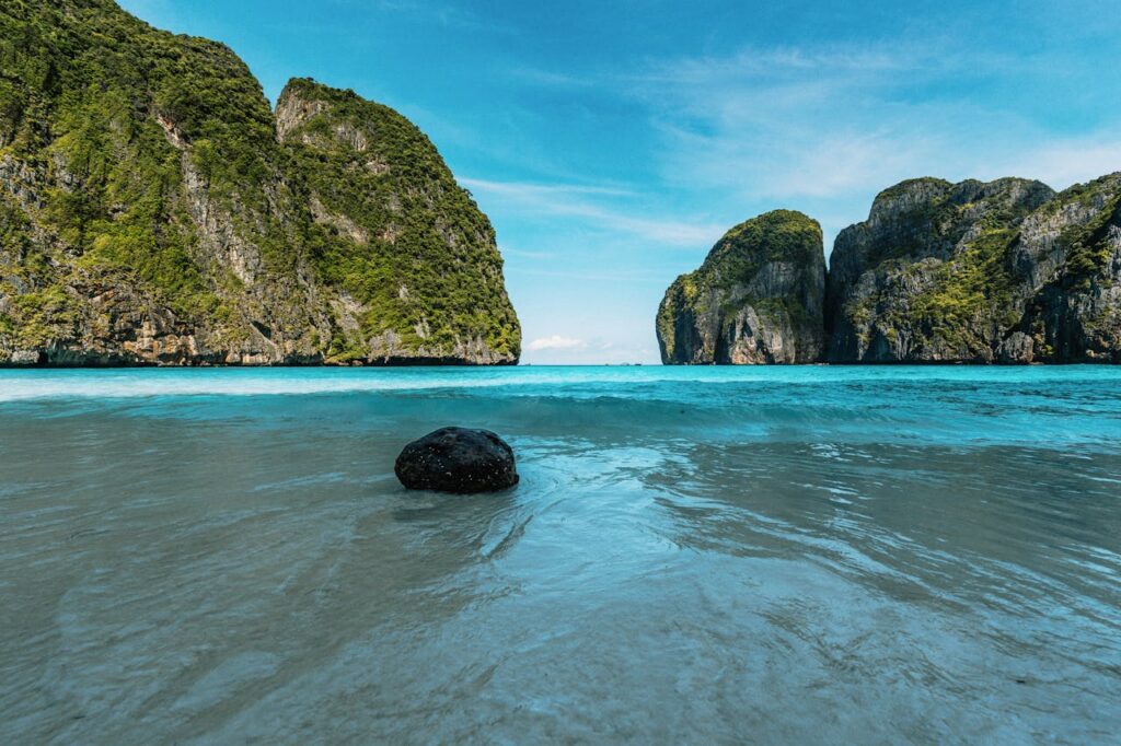 Phi Phi Islands Beaches: The Complete Guide (2026).
Stunning Beach View at Maya Bay, Krabi, Thailand.
Image Credit: Pexels / Siarhei Nester